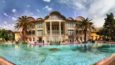 یک خیابان سنگفرش با کناری گل‌های بهاری در یکی از 5 مکان دیدنی جذاب شیراز