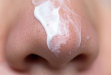 از بین بردن جوش سر سیاه بینی با خمیردندان