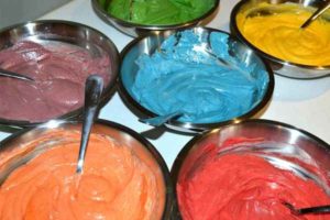 روشی ساده برای پاک کردن مایه کیک رنگی از روی فرش